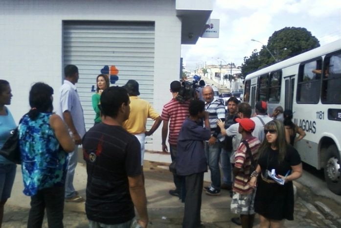 Populares observam a movimentação 