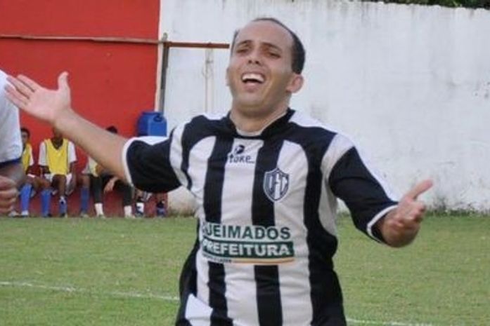 Autor de oito gols em um jogo celebra feito maior que o do ídolo Edmundo