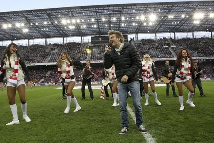 Michel Teló canta em campeonato de futebol da Áustria para 20 mil pessoas