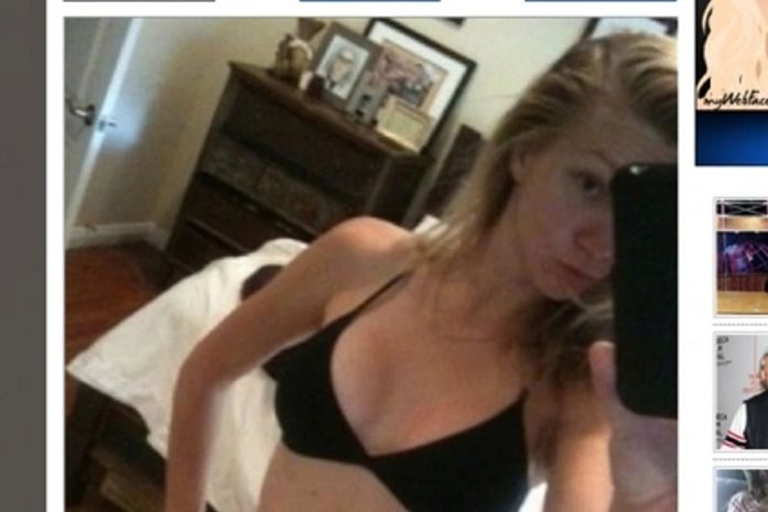 Atriz de 'Glee' tem o celular hackeado e aparece em fotos sensuais