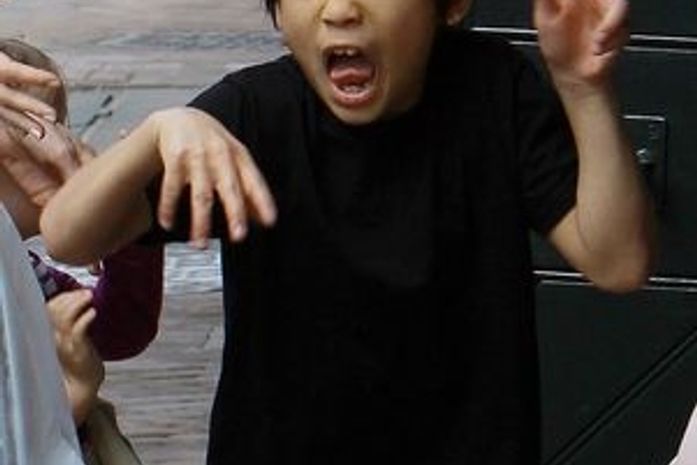 Paparazzi: filho de Angelina Jolie e Pitt faz caretas para fotógrafos