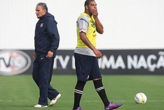Adriano não é mais jogador do Corinthians