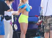 Vanessa Hudgens aparece de short e barriga de fora em set