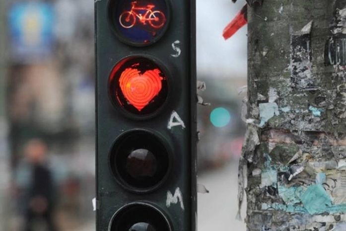 Cena foi registrada em Berlim, na Alemanha.