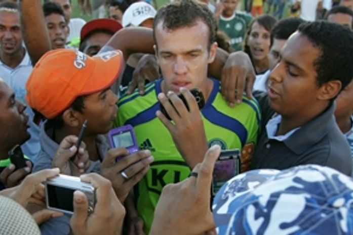 Torcida invade campo no último treino do Palmeiras antes do Coruripe