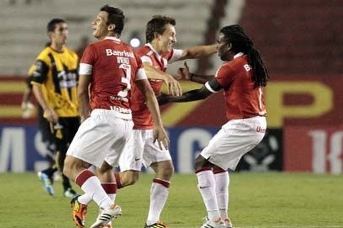 Damião dá show, Inter faz 5 no The Strongest e lidera grupo