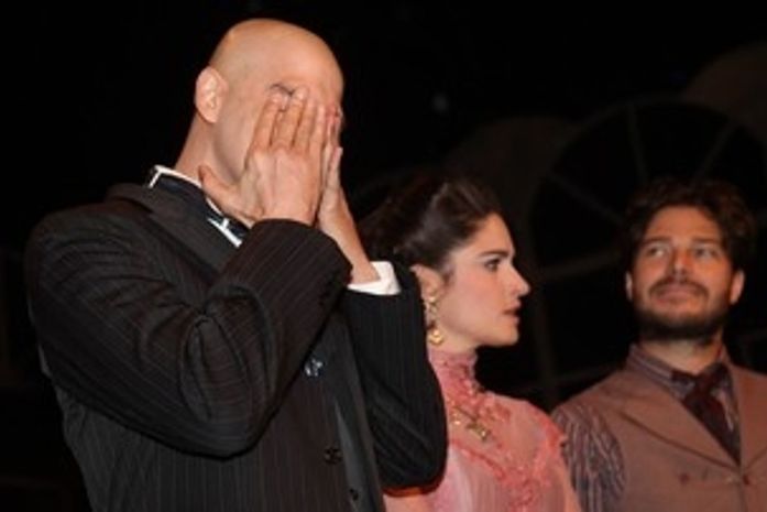 Recuperado, Gianecchini volta aos palcos, chora e é aplaudido de pé