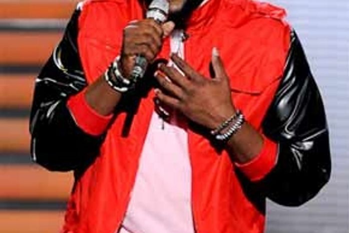 Candidato será expulso do 'American Idol' por esconder que já foi preso