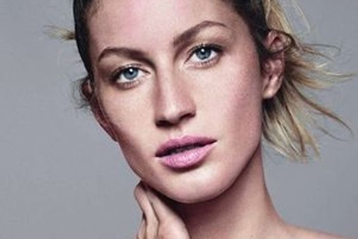 Top brasileira fotografou para um ensaio com make e cenário simples