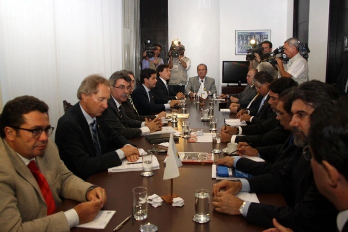 Renan coordena a reunião da bancada do PMDB
