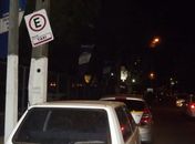 Veículos tomam conta de parada obrigatória de taxis no Stella Maris