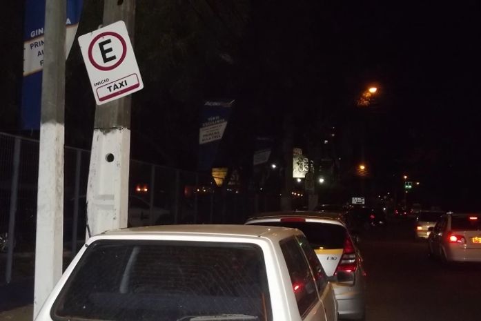 Veículos tomam conta de parada obrigatória de taxis no Stella Maris