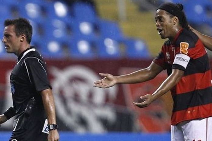 Ronaldinho se defende sobre baladas: 'na padaria ninguém bate foto'