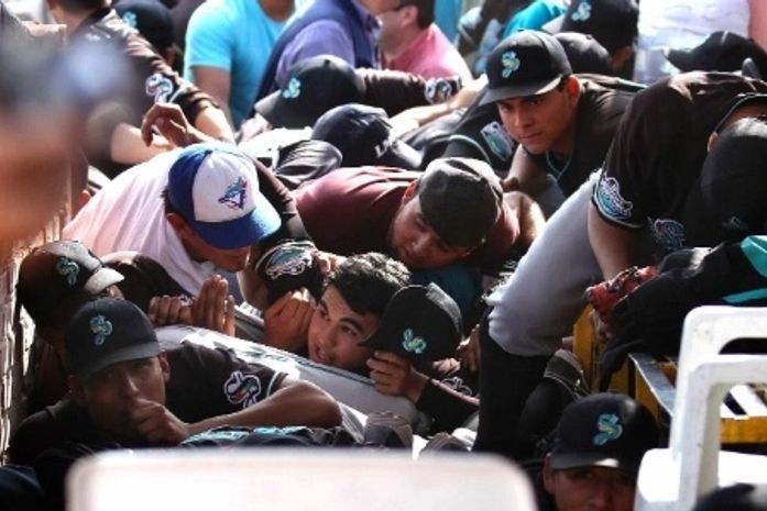 Tiroteio interrompe jogo de beisebol no México; três suspeitos são mortos