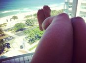 Ex-BBB posta foto das pernas no Twitter e David Brazil diz: "vai depilar"
