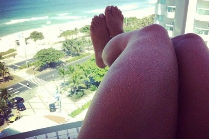 Ex-BBB posta foto das pernas no Twitter e David Brazil diz: "vai depilar"