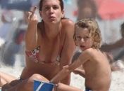 Mulher de Thiago Lacerda faz gesto obsceno para paparazzi