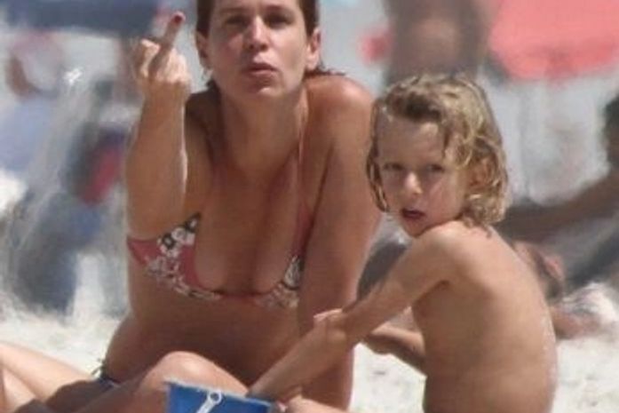 Mulher de Thiago Lacerda faz gesto obsceno para paparazzi