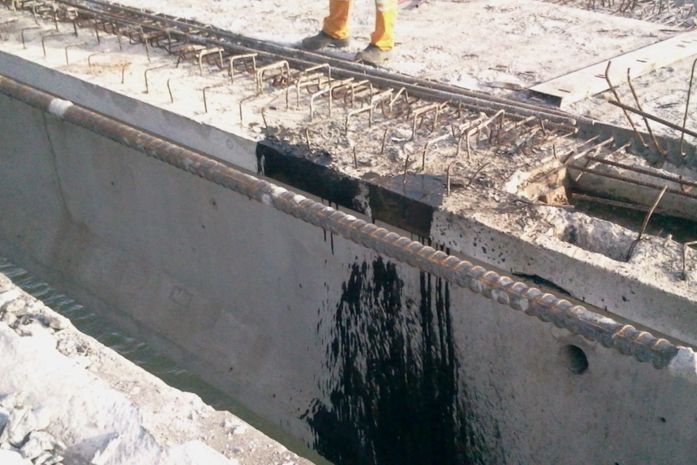 Veículo ficou pendurado em espaço entre as pontes