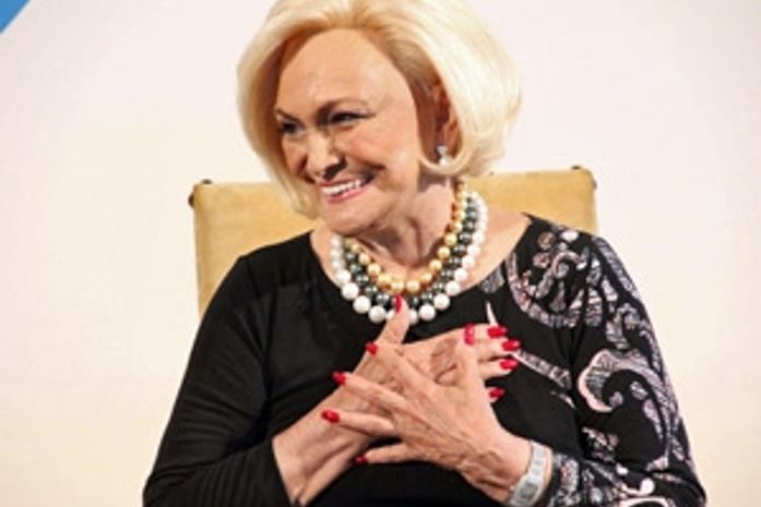 Hebe continua internada em UTI em SP, mas evolui bem, diz hospital