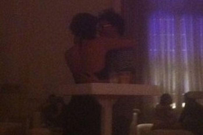 Helena Ranaldi e Danton Mello ficam em festa no Rio de Janeiro