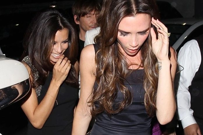 Victoria Beckham vai a aniversário da amiga Eva Longoria em Los Angeles