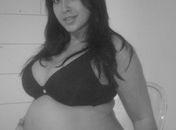 Ex-BBB Priscila posa de lingerie para mostrar tamanho da barriga