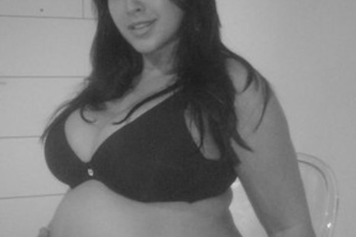 Ex-BBB Priscila posa de lingerie para mostrar tamanho da barriga