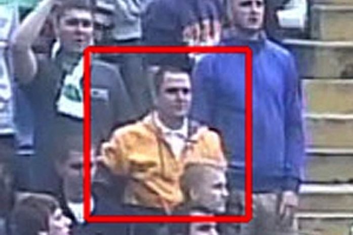 Roberto Carlos perdoa torcedor russo que lhe atirou uma banana