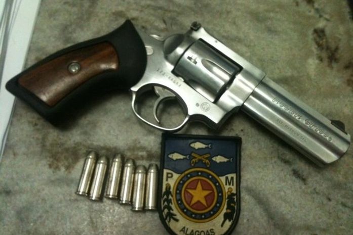 Polícia apreende arma de uso restrito do Exército em Penedo