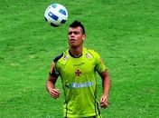 Com clima ruim no Vasco, meia Bernardo acerta com Santos