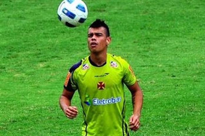 Com clima ruim no Vasco, meia Bernardo acerta com Santos