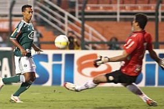 Palmeiras vence Ponte Preta e assume a liderança provisória