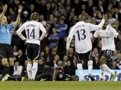 Jogador do Bolton que desmaiou continua em estado crítico, diz hospital