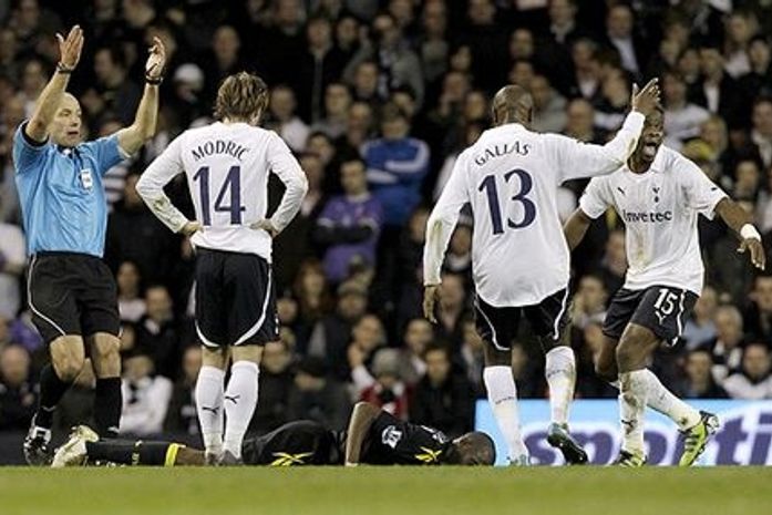 Jogador do Bolton que desmaiou continua em estado crítico, diz hospital