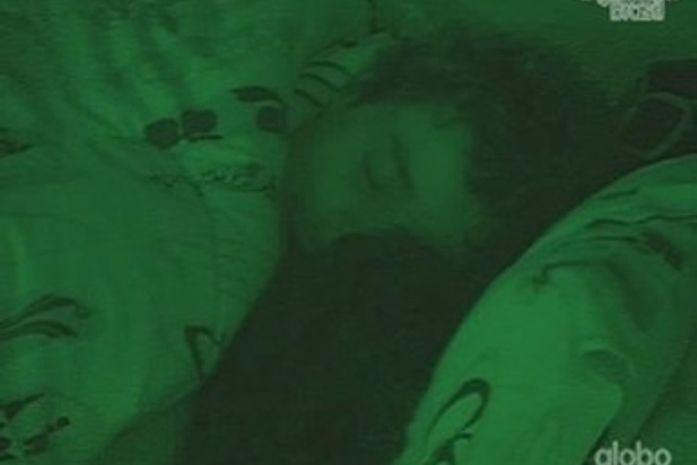 BBB12: Cenas quentes entre Fael e a espanhola  Noemí