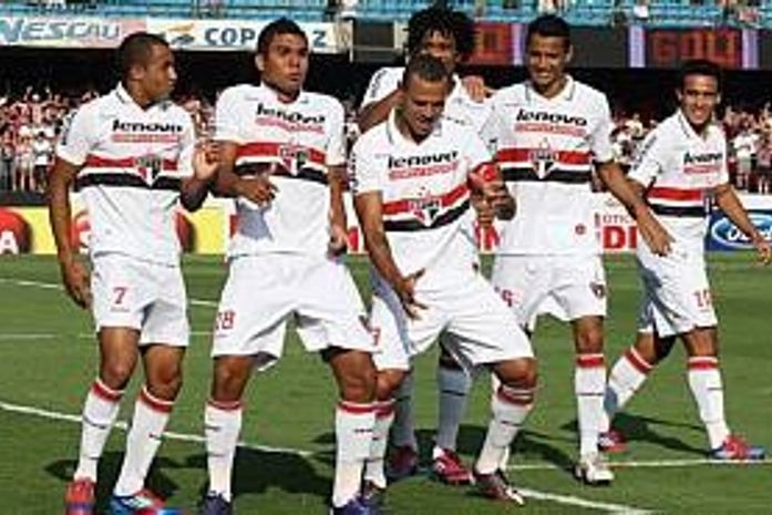 São Paulo cede empate por duas vezes, mas vence com gol de Lucas