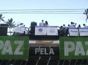 Milhares de pessoas se reúnem na orla para pedir paz