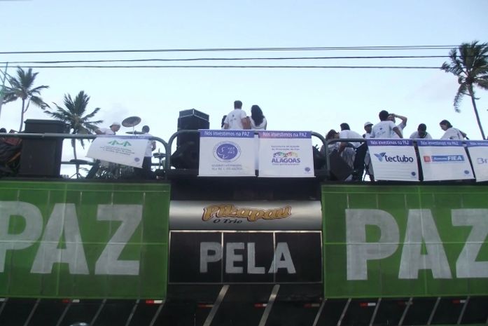 Milhares de pessoas se reúnem na orla para pedir paz