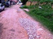 Moradores de rua esburacada no Farol pedem pavimentação