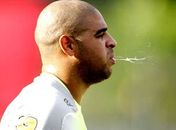 Flagra de Adriano bebendo assusta dirigentes do Fla