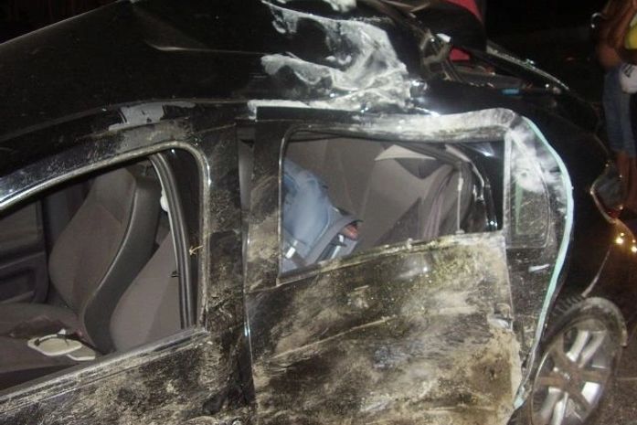 Veículo se choca com poste e deixa motorista ferido gravemente