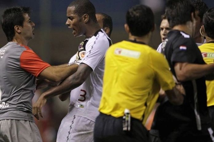 Após hostilidades no Paraguai, vascaínos preparam canto contra racismo