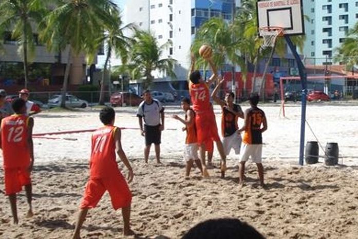 Etapa escolar de basquete de areia foi muito disputada