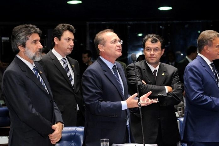 Renan saúda novo filiado ao PMDB e pede pressão no pacto federativo