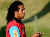 Ronaldinho vai à noitada com Adriano, falta a treino do Fla e alega indisposição