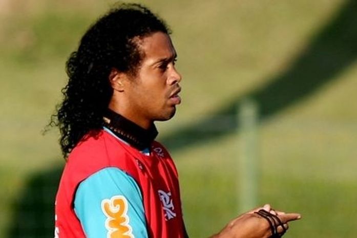 Ronaldinho vai à noitada com Adriano, falta a treino do Fla e alega indisposição