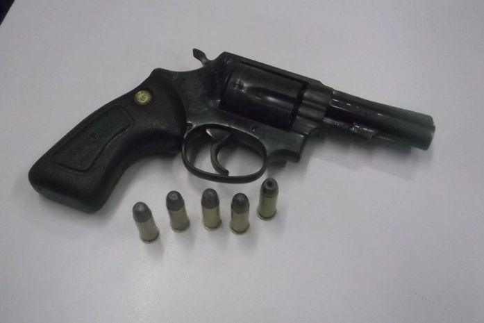 Homem é preso por porte ilegal de arma de fogo