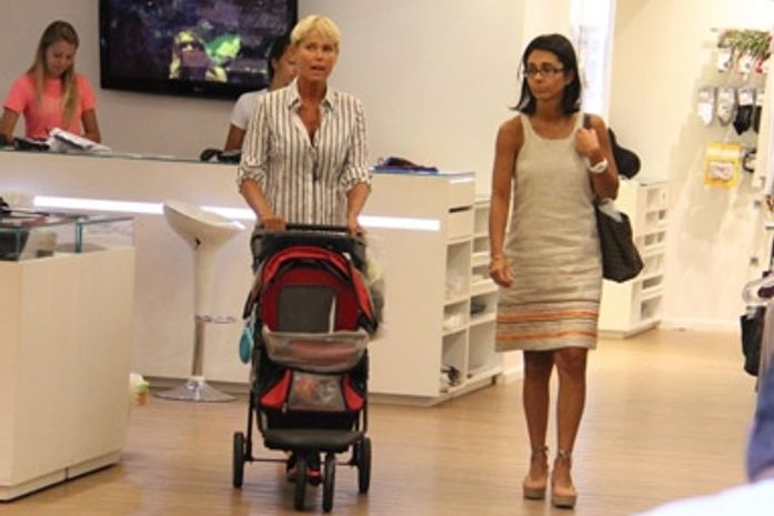 Xuxa leva seu cachorro para passear