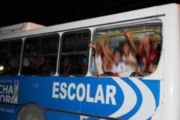 Acidente com ônibus escolar deixa estudante ferido